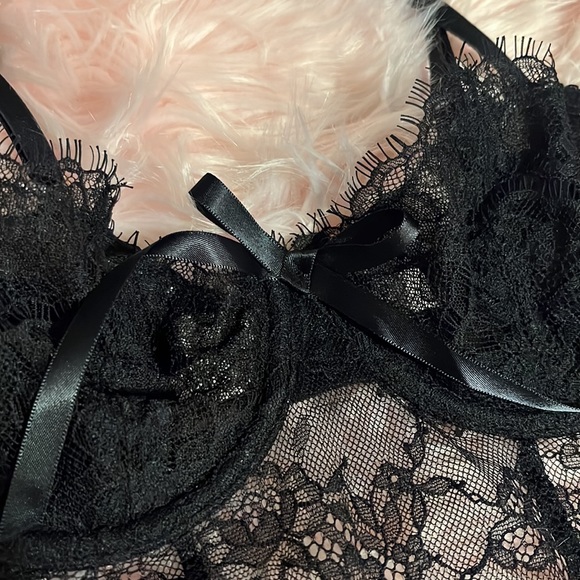 VICTORIA SECRET LINGERIE SIZE SMALL - Picture 2 of 5